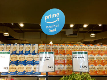 アマゾン　食料品店部門への注力でウォルマートを追撃￼